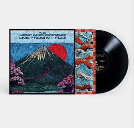 "The Yussef Dayes Experience: Live from Mt. Fuji". Illustration: Berg, roter Himmel, rosa Blumen. Vinyl-Schallplatte.