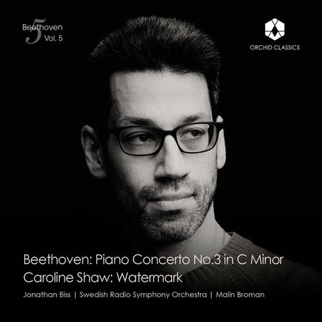 "Beethoven: Piano Concerto No.3 in C Minor. Jonathan Biss. Mann mit Brille im Schwarz-Weiß-Porträt, Logo oben rechts."
