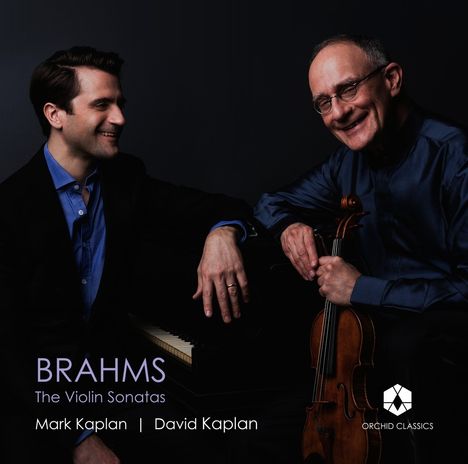 BRAHMS The Violin Sonatas, Mark Kaplan | David Kaplan. Zwei Männer lächeln; einer hält eine Violine, der andere sitzt an einem Klavier.