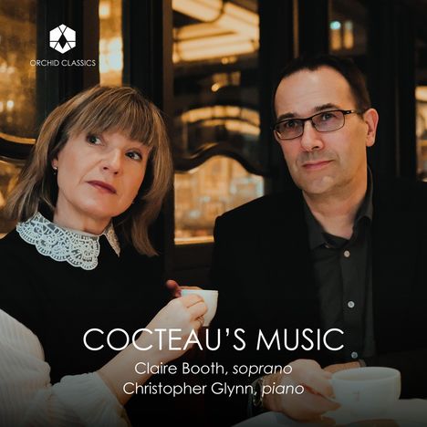"COCTEAU'S MUSIC" mit Claire Booth (Sopran) und Christopher Glynn (Klavier). Zwei Personen sitzen mit Tassen.