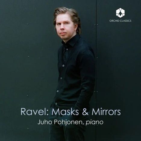 "Ravel: Masks & Mirrors", Juho Pohjonen, piano. Ein Mann in schwarzem Outfit vor dunklem Hintergrund, lässig angelehnt.