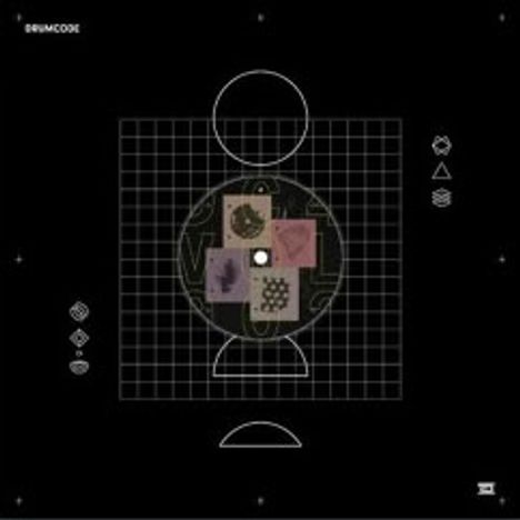 Der Text "DRUMCODE" steht oben links. Geometrische Muster und Formen mit farbigen Quadraten auf schwarzem Hintergrund.