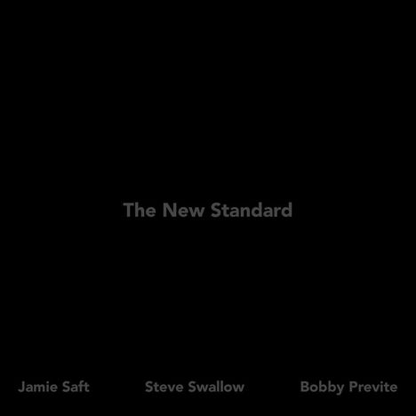 "The New Standard" in der Mitte, unten: "Jamie Saft", "Steve Swallow", "Bobby Previte". Schwarzer Hintergrund.