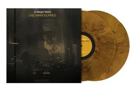 Text: "Jo Berger Myhre LIVE MANOEUVRES". Zwei marmorierte Schallplatten mit einem passenden Albumcover.