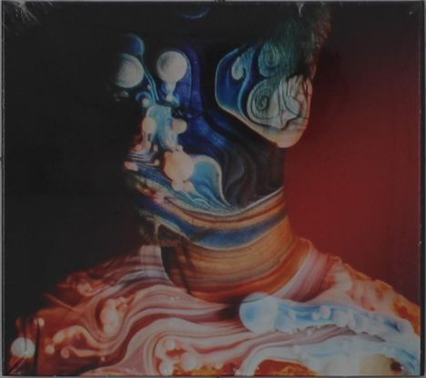 Eine abstrakte Illustration mit Wirbeln aus leuchtenden Farben auf dunkelrot, die ein Gesicht und Oberkörper überlagern.