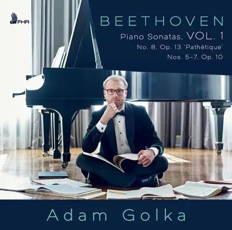 "BEETHOVEN Piano Sonatas, VOL. 1" und "Adam Golka". Ein Mann sitzt vor einem Flügel, umgeben von Notenblättern.