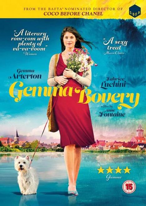“Gemma Bovery”, Zitate über den Film, Frau in rotem Kleid mit Blumen und Hund. Hintergrund: Stadtlandschaft, Alter: 15+.