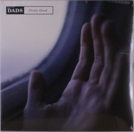 "DADS" und "Pretty Good" als Text. Hand berührt ein Flugzeugfenster, dunkle und gedämpfte Farbgebung.