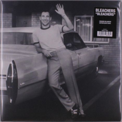 Text: "Bleachers 'Bleachers'", daneben steht ein Mann lächelnd neben einem Auto und winkt.