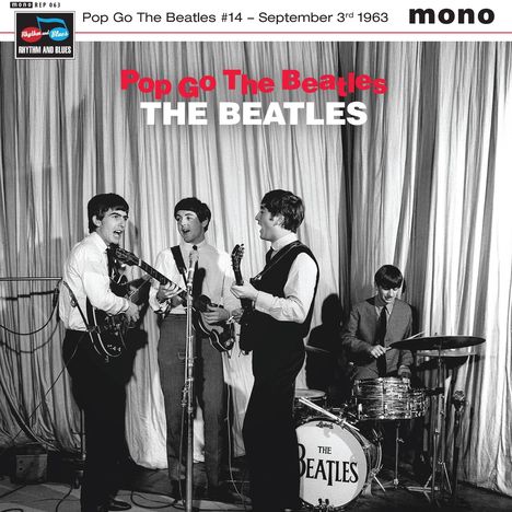 Pop Go The Beatles. Vier Musiker spielen Instrumente vor einem Vorhang. Die Trommel hat "The Beatles" als Aufschrift.