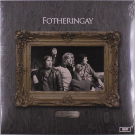 Text: "FOTHERINGAY", "TWO VERSIONS FOTH-ING". 
Beschreibung: Schwarzweißfoto von fünf Personen in einem prunkvollen Goldrahmen.