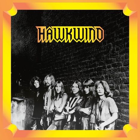 "Hawkwind" in gelber Schrift vor einer Schwarz-Weiß-Fotografie einer Gruppe von sechs Personen vor einer Backsteinmauer.