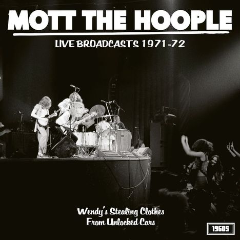 "MOTT THE HOOPLE. LIVE BROADCASTS 1971-72. Wendy's Stealing Clothes From Unlocked Cars. Band spielt auf einer Bühne."