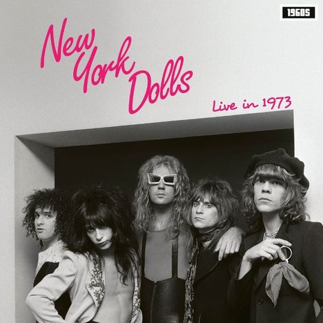 „New York Dolls“, „Live in 1973“, fünf Mitglieder, stilvolle Kleidung, ein Mitglied trägt eine Sonnenbrille.