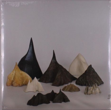 Ich sehe keine Texte. Verschieden geformte, mehrfarbige Gebilde erinnern an kleine Berglandschaften.