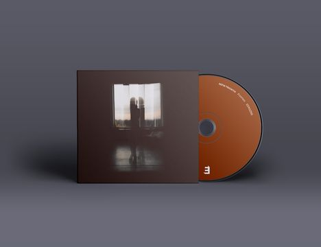 CD mit der Aufschrift "Miho Hazama, Frame, Embrace". Vor einem Fenster steht eine schattenhafte Figur.