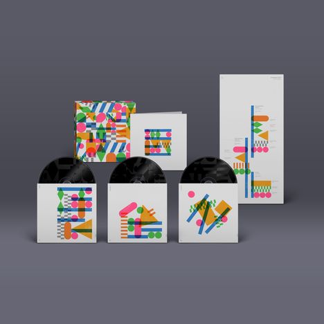 Farbenfrohe geometrische Muster in Form von CDs und Hüllen: Kreise, Dreiecke, Streifen in Pink, Blau, Grün und Orange.