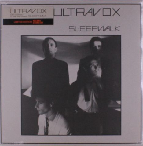 "Oberer Text: ULTRAVOX, darunter SLEEPWALK. Schwarz-weiß Foto von vier Personen in Anzug. Links oben orangener Hinweis."