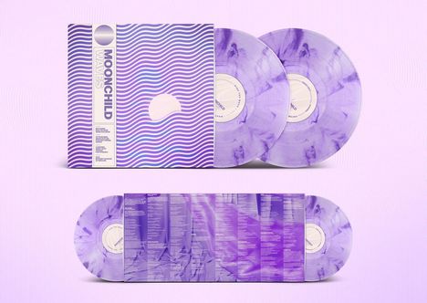 Oben: "MOONCHILD WAVES". Unten: Lila Schallplatten, welliges Muster, halb geöffnete Hülle mit Text.
