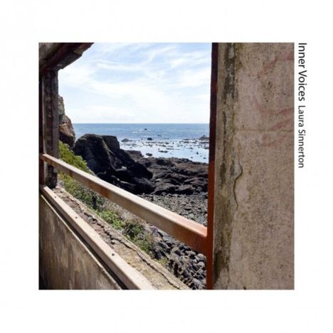 Inner Voices, Laura Simmerton; Blick durch ein altes Fenster auf eine felsige Küste mit blauem Meer.