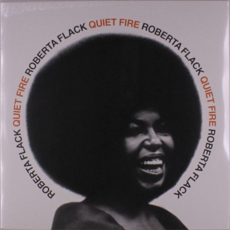 Der Text "Roberta Flack Quiet Fire" umkreist ein schwarz-weißes Porträt einer lächelnden Frau mit Afrofrisur.