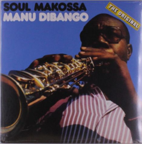 „SOUL MAKOSSA MANU DIBANGO“ steht oben, „THE ORIGINAL“ oben rechts. Ein Mann spielt Saxofon vor blauem Hintergrund.