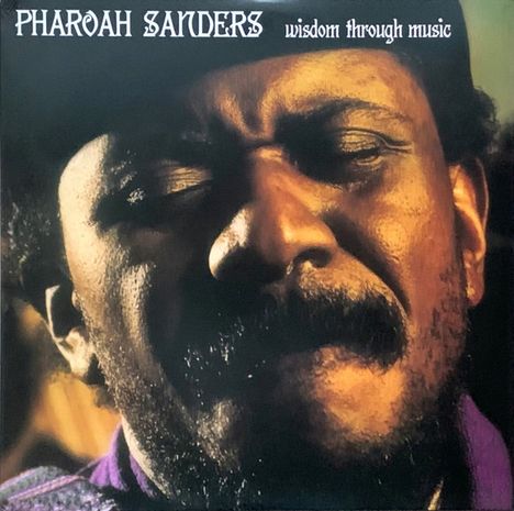 "Pharoah Sanders wisdom through music" oben. Intensives Porträt eines Mannes mit geschlossenen Augen.