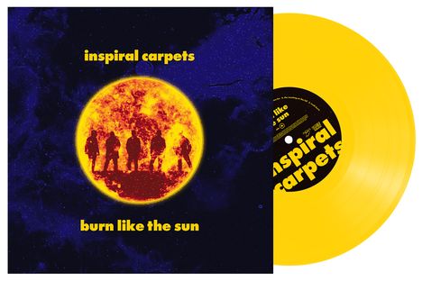"Inspiral Carpets: burn like the sun" vor gelber Vinylscheibe, Silhouetten vor feurigem Sonnenmotiv.