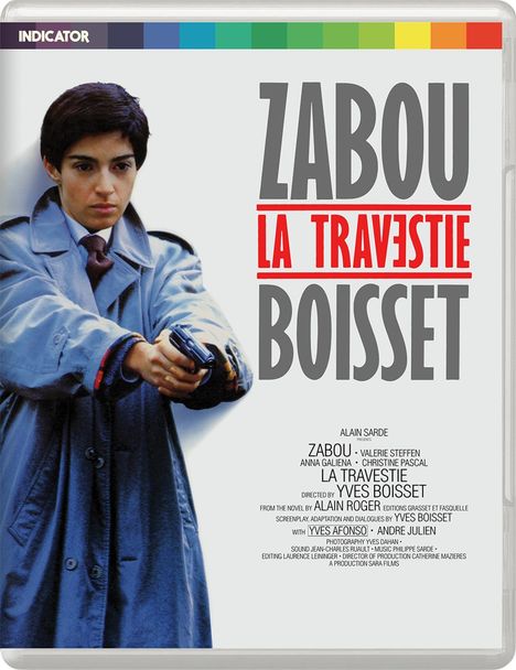Oben: „ZABOU LA TRAVESTIE BOISSET“. Unten: Person in blauem Mantel, hält eine Pistole, schaut ernst.
