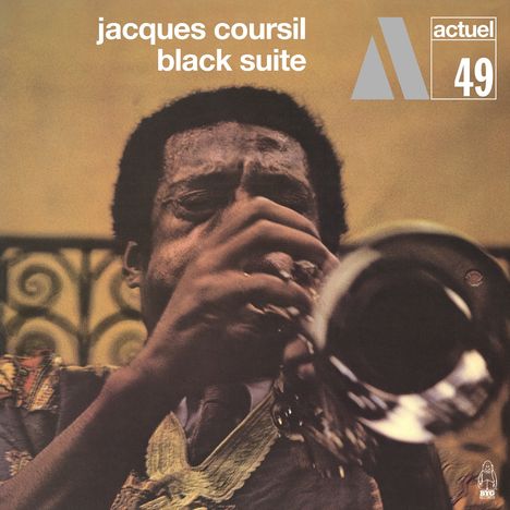 Text: "jacques coursil black suite", "actuel 49". Ein Mann spielt eine Trompete, im Hintergrund ein Geländer.