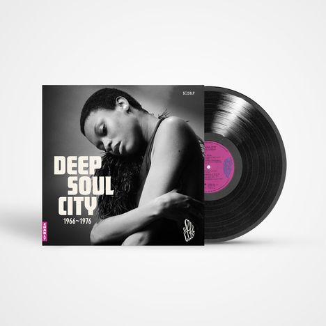 "DEEP SOUL CITY 1966–1976" und "SC251LP" auf dem Albumcover mit einer nachdenklichen Person, daneben eine Schallplatte.