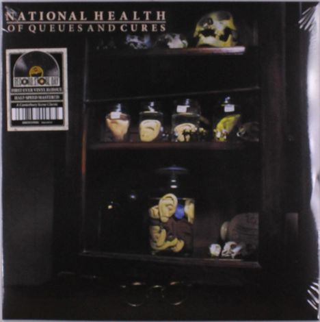 Text: "National Health Of Queues and Cures". 

Illustration eines Schranks mit Gläsern, die Ohren enthalten.