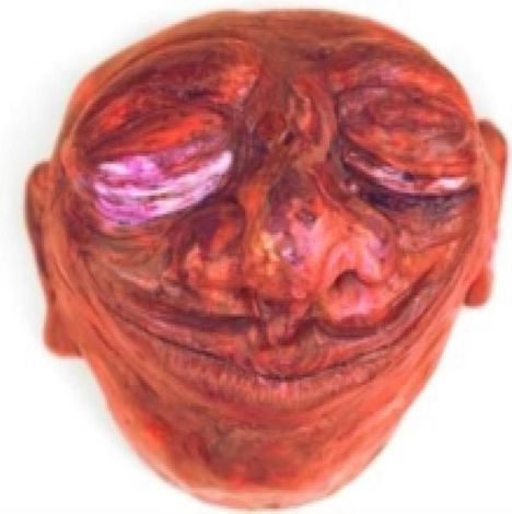 Eine skulpturartige, rote Figur mit geschlossenen Augen und freundlichem Lächeln.
