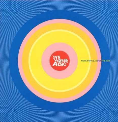 Texte: "MORE SONGS ABOUT THE SUN", "YEARNER AUDIO". Illustration mit konzentrischen Kreisen in Blau, Rosa, Gelb.