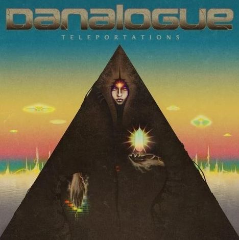 "Danalogue Teleportations" in metallischer Schrift, Illustration eines mystischen Wesens in Dreieckform mit leuchtender Kugel.