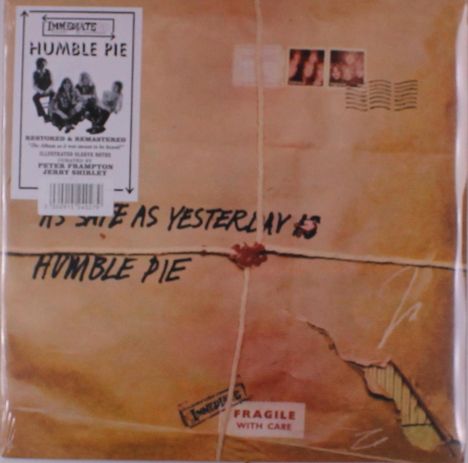 Texte: "AS SAFE AS YESTERDAY IS", "HUMBLE PIE", "FRAGILE WITH CARE". Design: Paket mit Siegel und Kordel.
