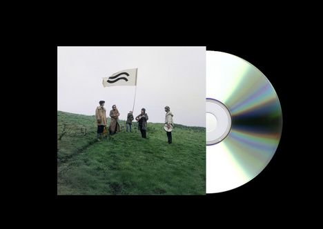 Eine Gruppe von Menschen auf einer Wiese hält eine Fahne mit zwei schwarzen Wellenlinien. Daneben eine CD.