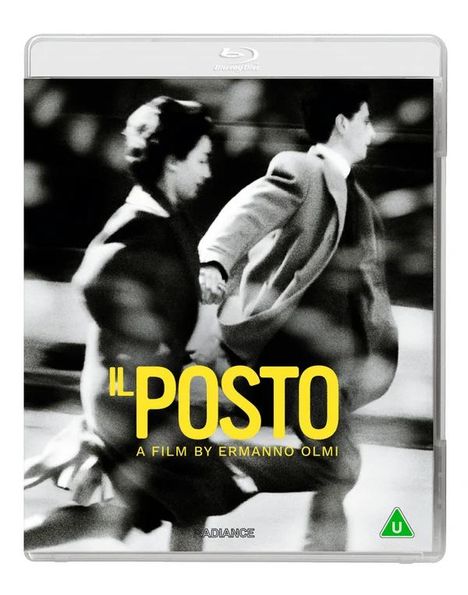 "IL POSTO" in gelber Schrift, darunter "A Film by Ermanno Olmi". Schwarz-weißes Bild von einer Frau und einem Mann im Laufen.