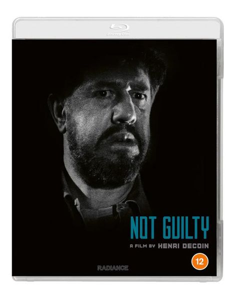 "NOT GUILTY, A Film by HENRI DECOIN" steht unter einem Schwarz-Weiß-Bild eines bärtigen Mannes mit ernstem Gesicht.