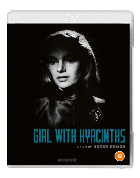 "GIRL WITH HYACINTHS" und "A FILM BY HASSE EKMAN" in Blau. Porträt einer nachdenklichen Frau in Schwarz-Weiß.
