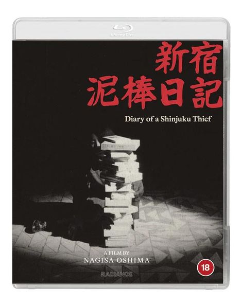 Text: „Diary of a Shinjuku Thief“, „A film by Nagisa Oshima“. Ein Mensch sitzt mit einem Stapel Bücher in schwarz-weiß.