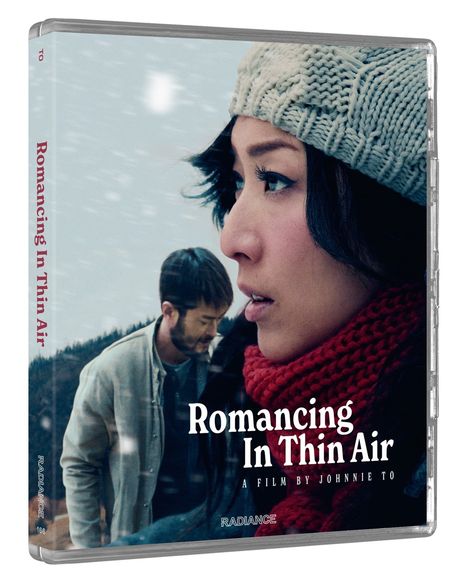 "Romancing In Thin Air, A Film by Johnnie To" zeigt eine Frau mit Mütze, ein Mann im Hintergrund vor schneebedeckter Landschaft.