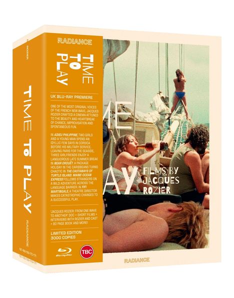 "TIME TO PLAY", Radiance, Filme von Jacques Rozier. Bild von Menschen auf einem Boot, entspannend und sonnenbadend.