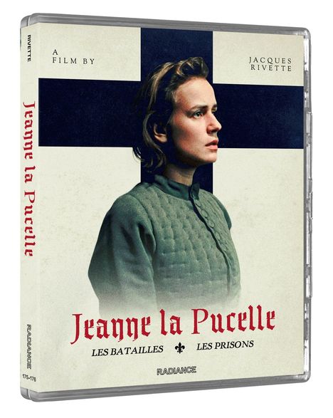 Jeanne la Pucelle, Film von Jacques Rivette. Frau in mittelalterlicher Kleidung vor einem Kreuz.
