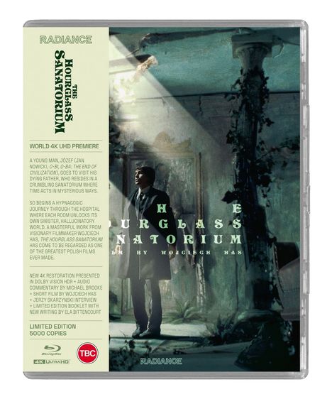 "The Hourglass Sanatorium" steht in grüner Schrift. Ein Mann in einem verfallenen Raum, Sonnenstrahlen durch ein Fenster.