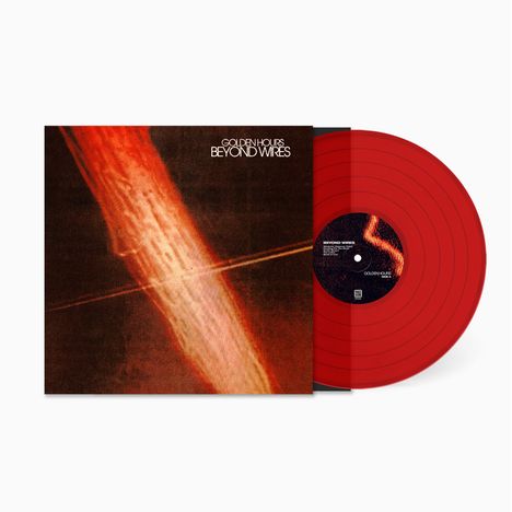 „Golden Hours Beyond Wires“ steht auf einem Cover mit abstrakten rot-schwarzen Mustern, daneben eine rote Vinylplatte.