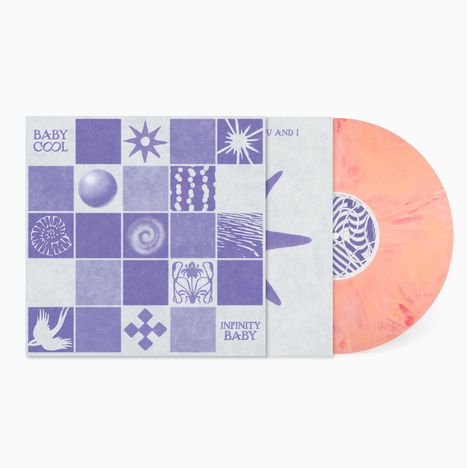 Quadrate mit Mustern, Texten "BABY COOL", "U AND I", "INFINITY BABY". Platte in Rosa-Orange mit kunstvollen Mustern.