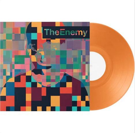 "The Enemy" steht auf einem farbenfroh verpixelten Cover mit einem Gesicht. Es ist eine orangefarbene Vinyl-Schallplatte.
