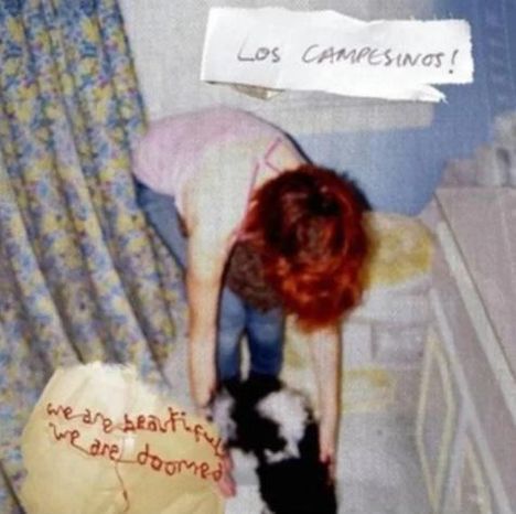 Oben steht handgeschrieben "Los Campesinos!", unten "we are beautiful, we are doomed". Rote Haare, Hund, bunte Vorhänge.