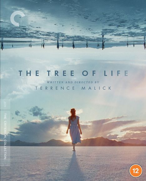 "The Tree of Life" von Terrence Malick. Eine Frau geht auf eine lichtdurchflutete Landschaft zu, Himmel und Bergkulisse.